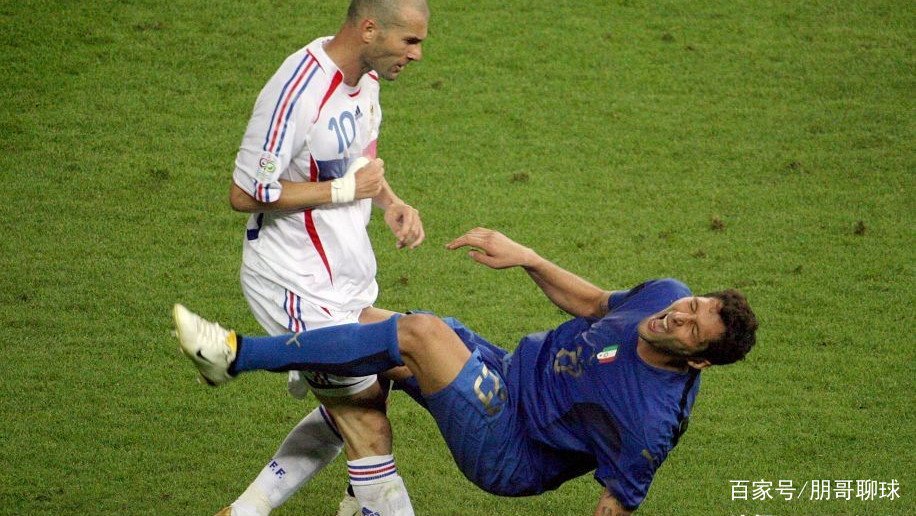 06年世界杯马特拉齐一头撞向齐达内，是因为什么原因呢？