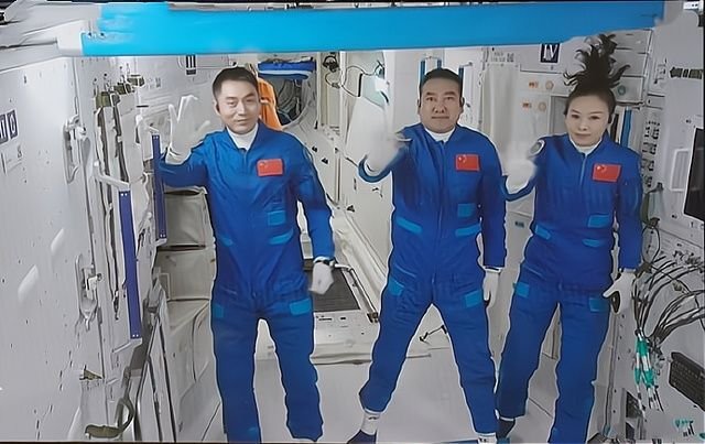 神十三航天员起床洗漱画面曝出,画面中都揭露了哪些细节?