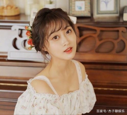 心痛！25岁的孙侨潞，生前刚租下3万豪宅，为何四只狗狗无人照顾？