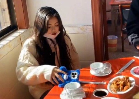 杨超越回老家盐城吃席，不带助理独坐角落，她的状态如何？