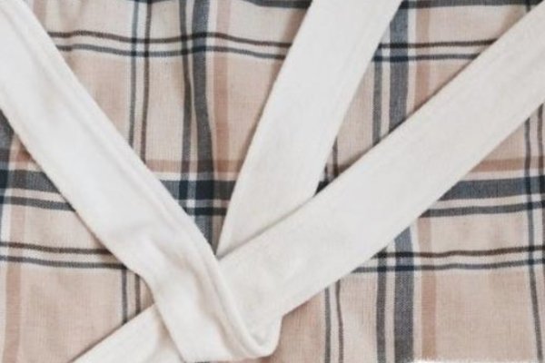 风衣如何打蝴蝶结