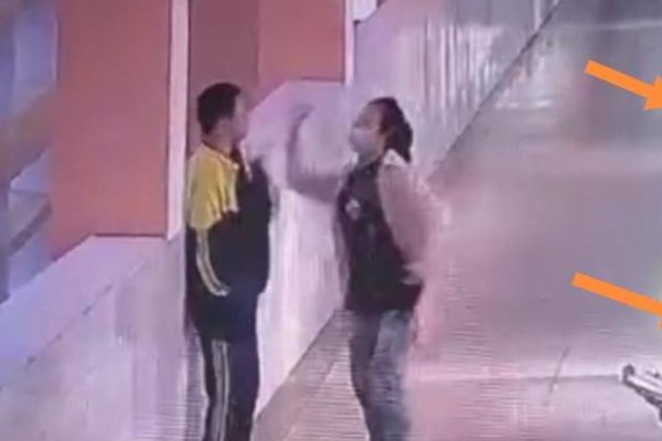 “妈妈别打我”14岁男孩遭亲妈当众扇耳光，孩子转头就跳了到底发生了啥？