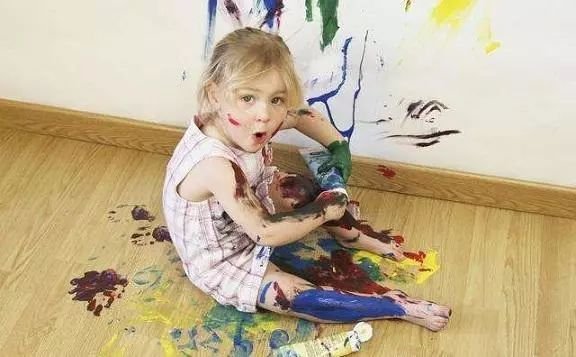 萌娃坐高铁拔后座乘客腿毛，为何网友感觉萌翻了？