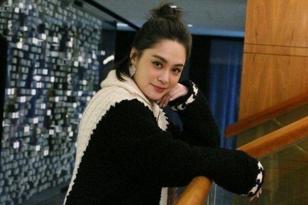 阿娇高中时期的校服照片也太美了吧，她年轻的时候颜值有多高？