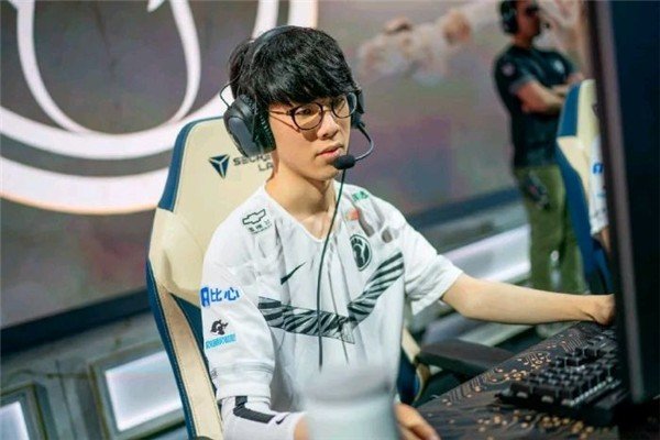 TheShy和宁王握手王思聪发声，为何这两人的矛盾王思聪都调解不好？