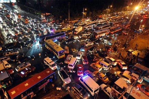 十几人并排压马路堵车被司机怒骂，这些人为何这么做？