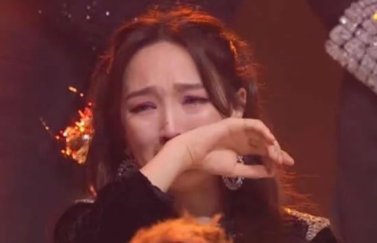 孟佳因为什么事情哭着看王霏霏呢？