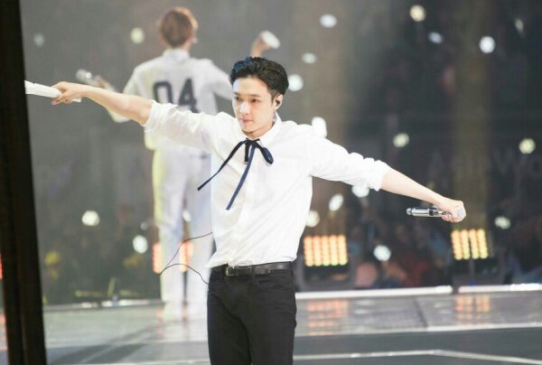 吴世勋朴灿烈直播跳张艺兴的《莲》，他们关系很好吗？