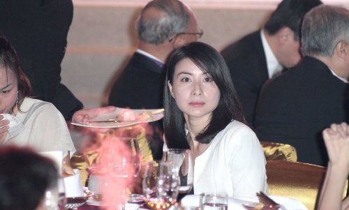 郭晶晶重返“职场”，在跳水比赛台上与中国队一起唱响国歌，你咋看？