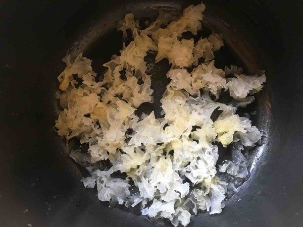 银耳莲子羹做法
