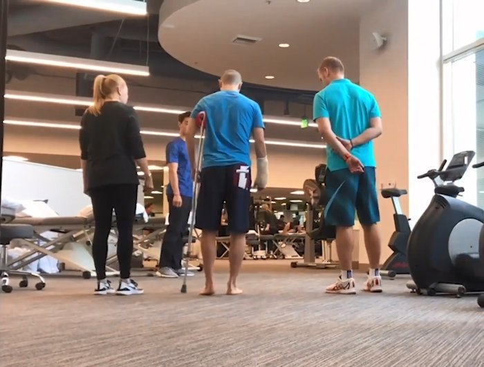 马龙曾手术剃光头加拄拐杖！运动员成功有多不易？