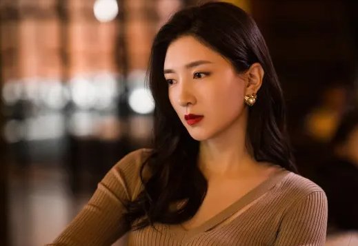 从《三十而已》到《女士的法则》，江疏影怎么演绎都市女性呢？