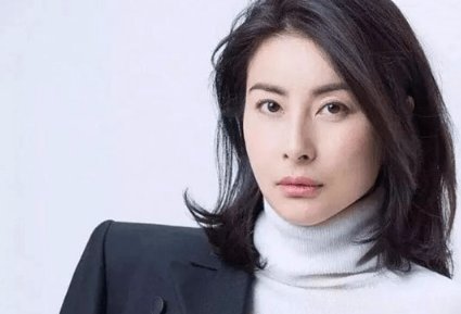 郭晶晶重返“职场”，在跳水比赛台上与中国队一起唱响国歌，你咋看？