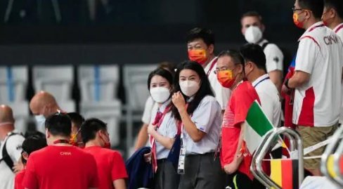 郭晶晶重返“职场”，在跳水比赛台上与中国队一起唱响国歌，你咋看？