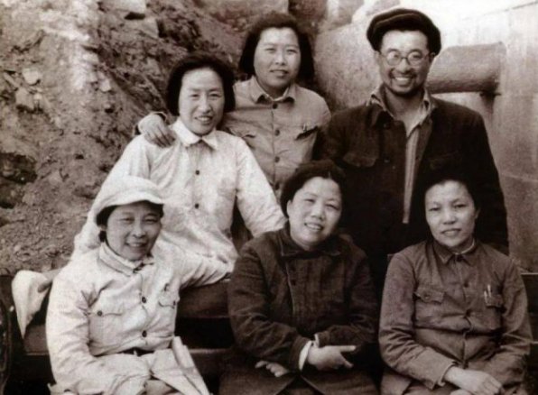 纪念邓颖超逝世30周年，她的一生是如何度过的？