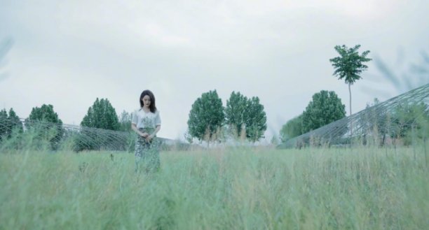 李沁身穿白色上衣搭配碎花长裙在大棚拍写真，现场的氛围感如何？