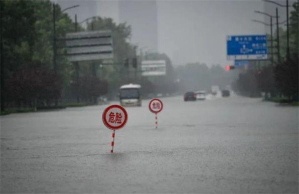 河南暴雨，气象局局长被洪水冲走，他身上发生了什么？