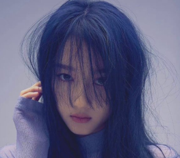 关晓彤蓝色挑染长发路透，你觉得她的这个发型好看吗？