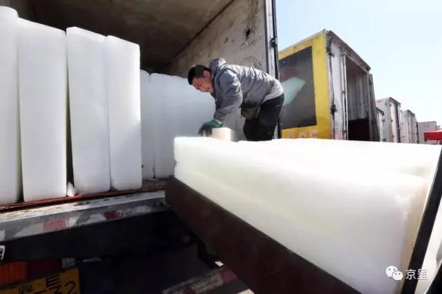 四川小伙高温天卖冰块日入过万!此行业的前景如何?