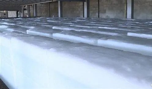 四川小伙高温天卖冰块日入过万!此行业的前景如何?