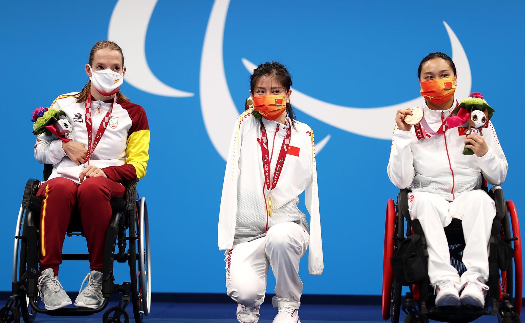 东京残奥会上,卢冬夺金后单腿下蹲合影,这一幕有多令人感动?