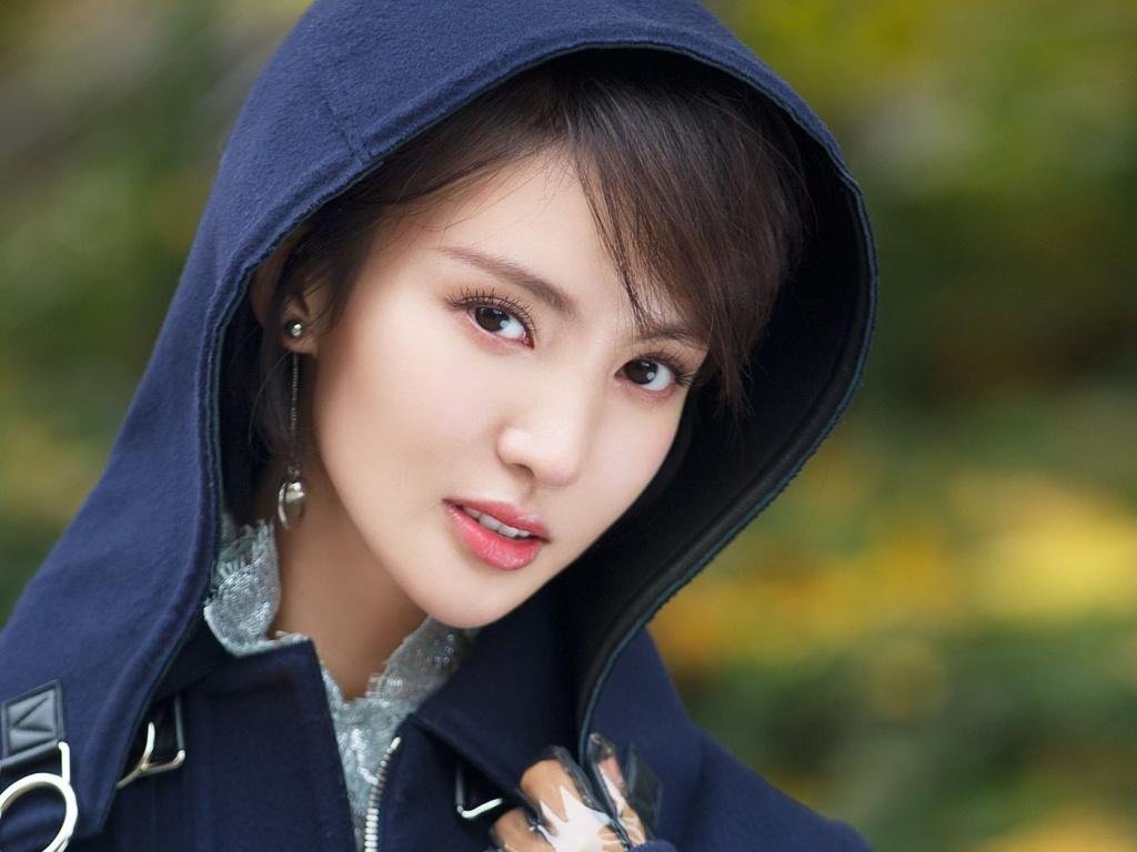 有媒体拍到金晨和李斯丹妮挽手散步,画面中她们二人的状态如何?