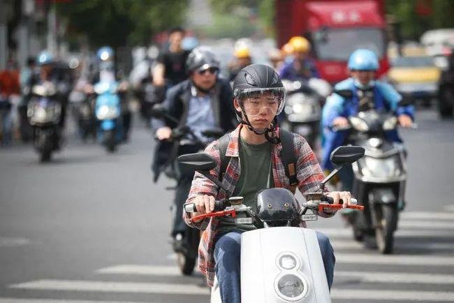 男子10秒内死里逃生2次,交警:头盔救了他!头盔的重要性有哪些?