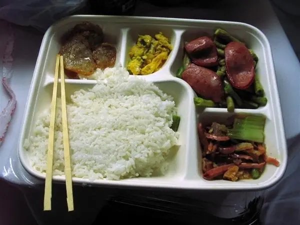 额济纳旗免费盒饭事件出现反转,你对此事有何见解?