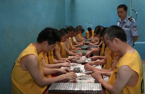 跪求看守所内的真实生活情况图片集