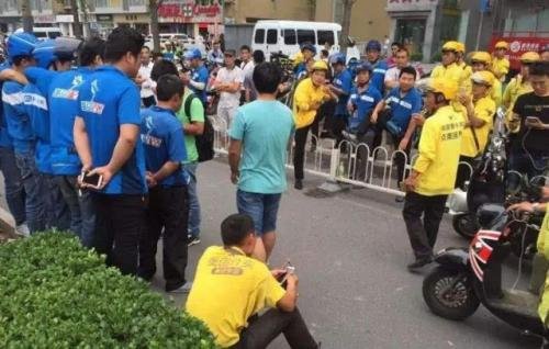 外卖骑手与保安发生冲突，事件发生的原因是什么？