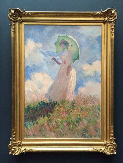 如何理解莫奈作品《撑阳伞的女人》中草地和上方人所暗示的方向是相反的？