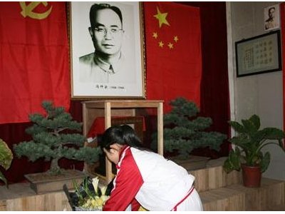 冯仲云的人物事迹