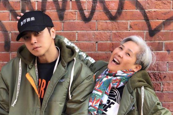 罗志祥和妈妈屡次在公开场合亲嘴，你怎么看待这件事？