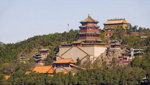 住在颐和园的陈丽华也是叶赫那拉氏，她是清朝贵族吗？