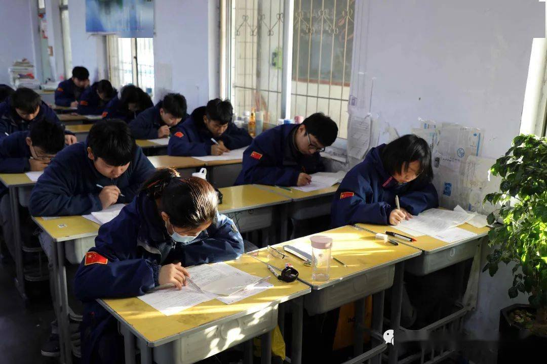 湖南那个在课桌上刻浙大的男孩考上了清华,你如何看待此事?