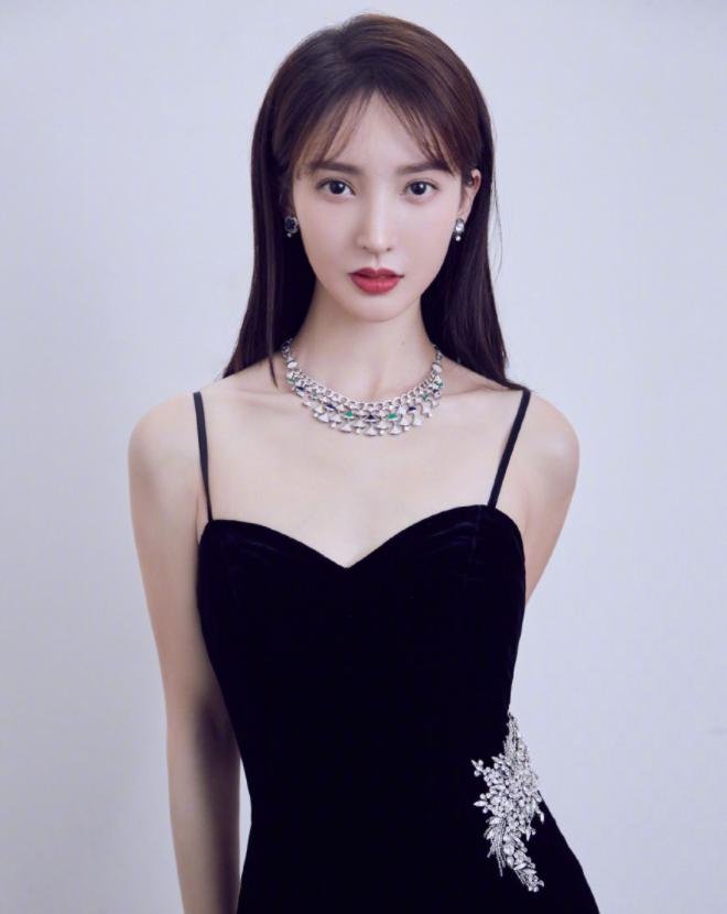 有媒体拍到金晨和李斯丹妮挽手散步，画面中她们二人的状态如何？