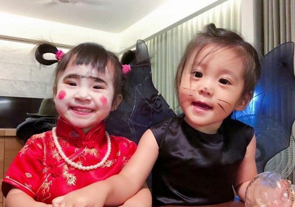 贾静雯晒万圣节照，咘咘波妞鬼马精灵，他们一家人的氛围如何？