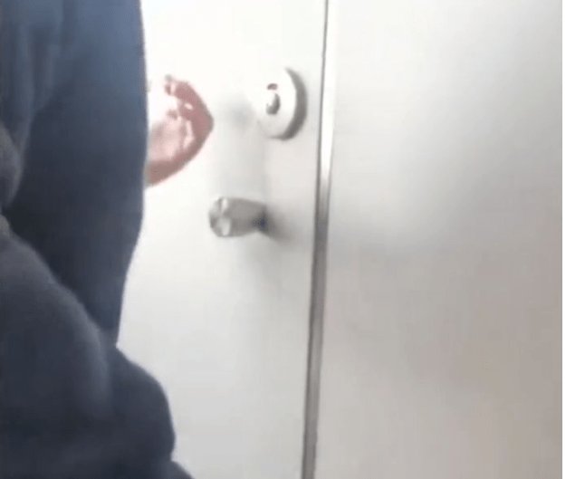 浙江男子冲进女厕所,破门而入救晕倒女子!当时的情况如何?