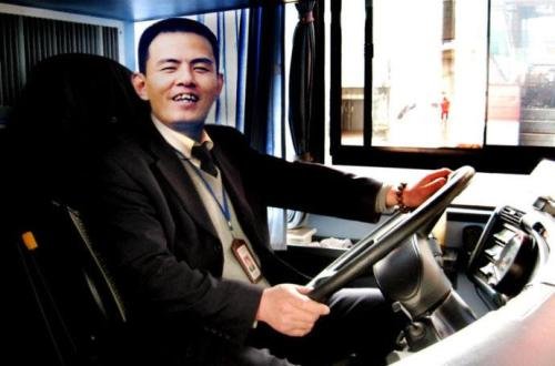 最美司机吴斌怎么被铁块砸中的？