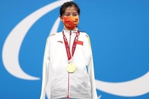 东京残奥会上,卢冬夺金后单腿下蹲合影,这一幕有多令人感动?