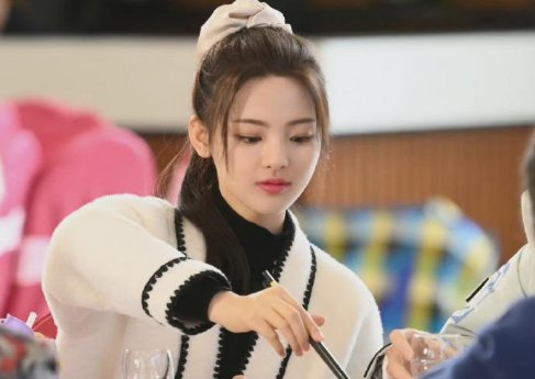 杨超越回老家盐城吃席，不带助理独坐角落，她的状态如何？