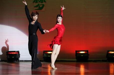 如何跳好恰恰舞的六个基本步伐