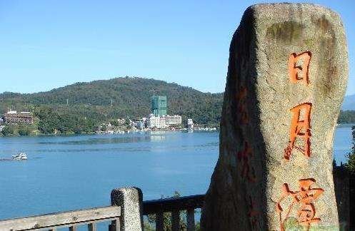 日月潭的来历，在台湾的地理位置是什么样子的