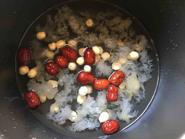 银耳莲子羹做法