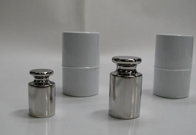 有7克、2克砝码各一个，天平一只，如何只用这些物品三次将140克的盐 分成50、90克各一份？