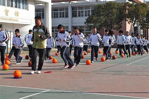 当前我国学校体育的总目标是什么？