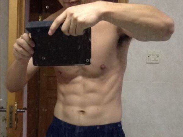 求几张腹肌的图片,要自拍的,不是网上可以搜索出来的,像这张就可以