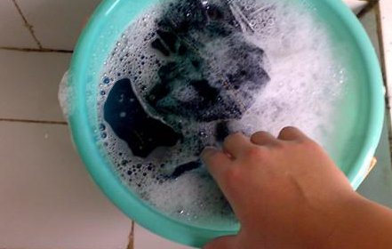 牛仔裤掉色非常严重怎么办