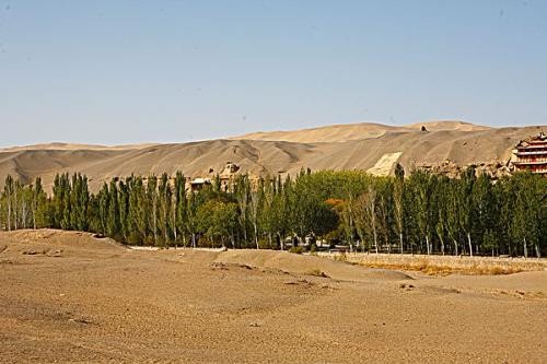 如果去甘肃张掖市旅游，哪个季节是最适合的？