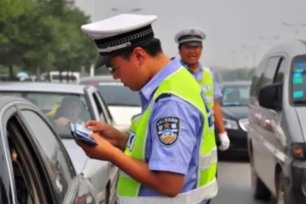 纸质驾照没有拿到手，但是交管12123已经有电子驾照了，请问可以开车上路了吗？